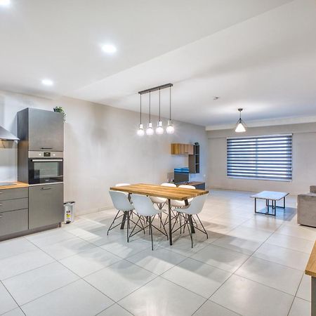 Unique Two Bedroom Apt With Huge Outdoor Area And Close To Entertainment Is-Swieqi Bagian luar foto