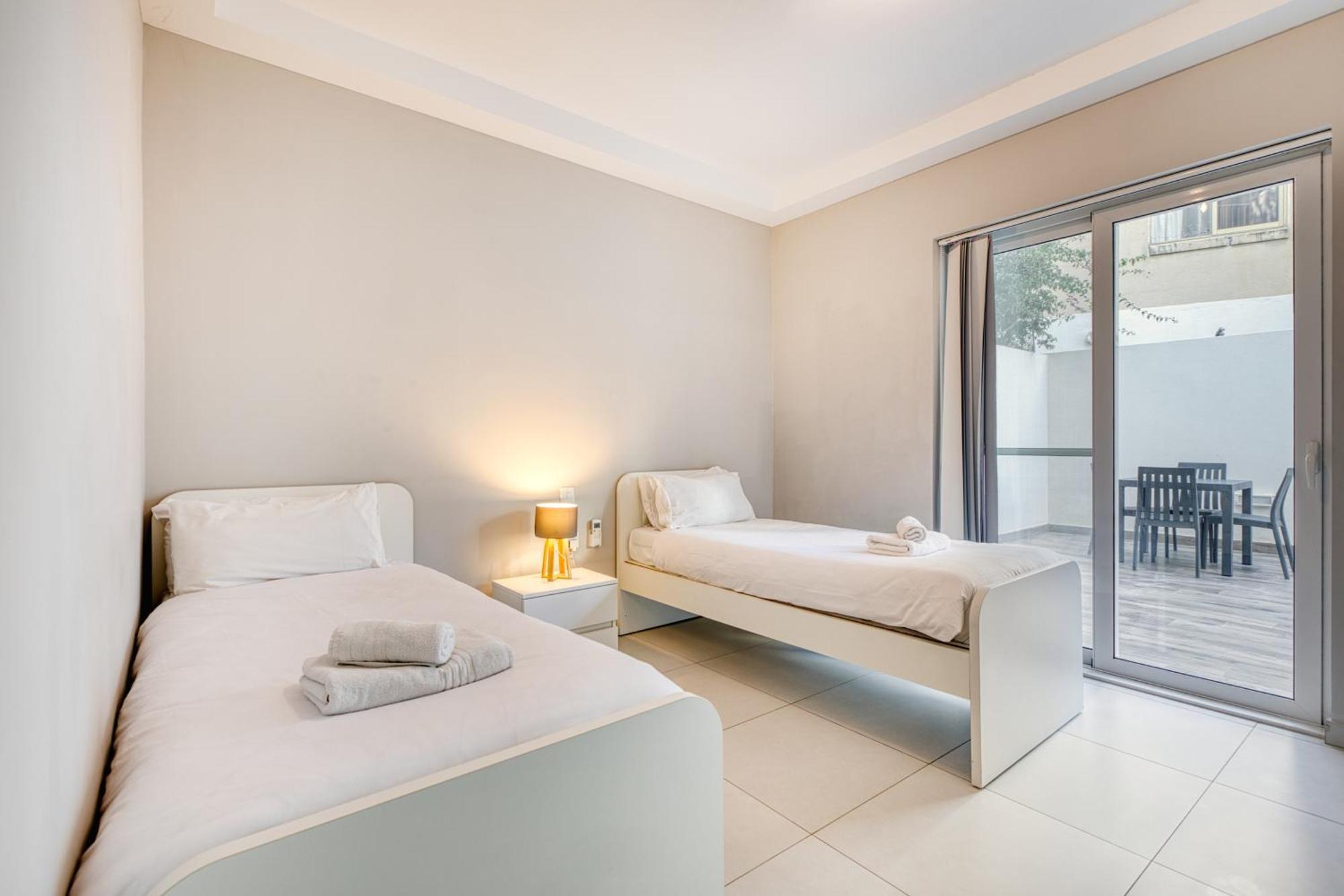 Unique Two Bedroom Apt With Huge Outdoor Area And Close To Entertainment Is-Swieqi Bagian luar foto