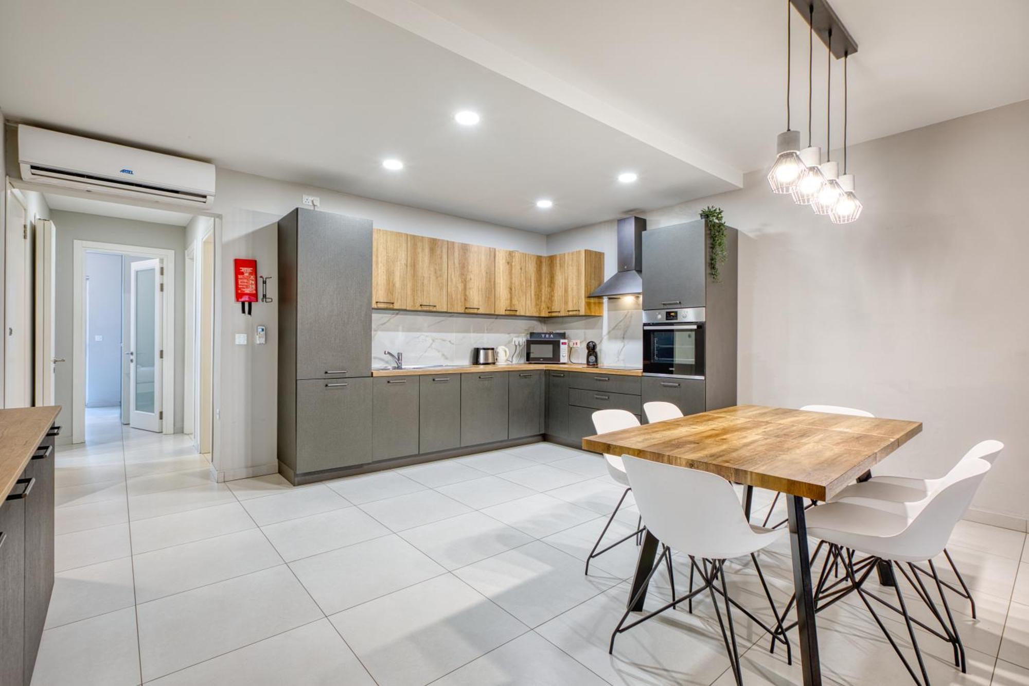 Unique Two Bedroom Apt With Huge Outdoor Area And Close To Entertainment Is-Swieqi Bagian luar foto