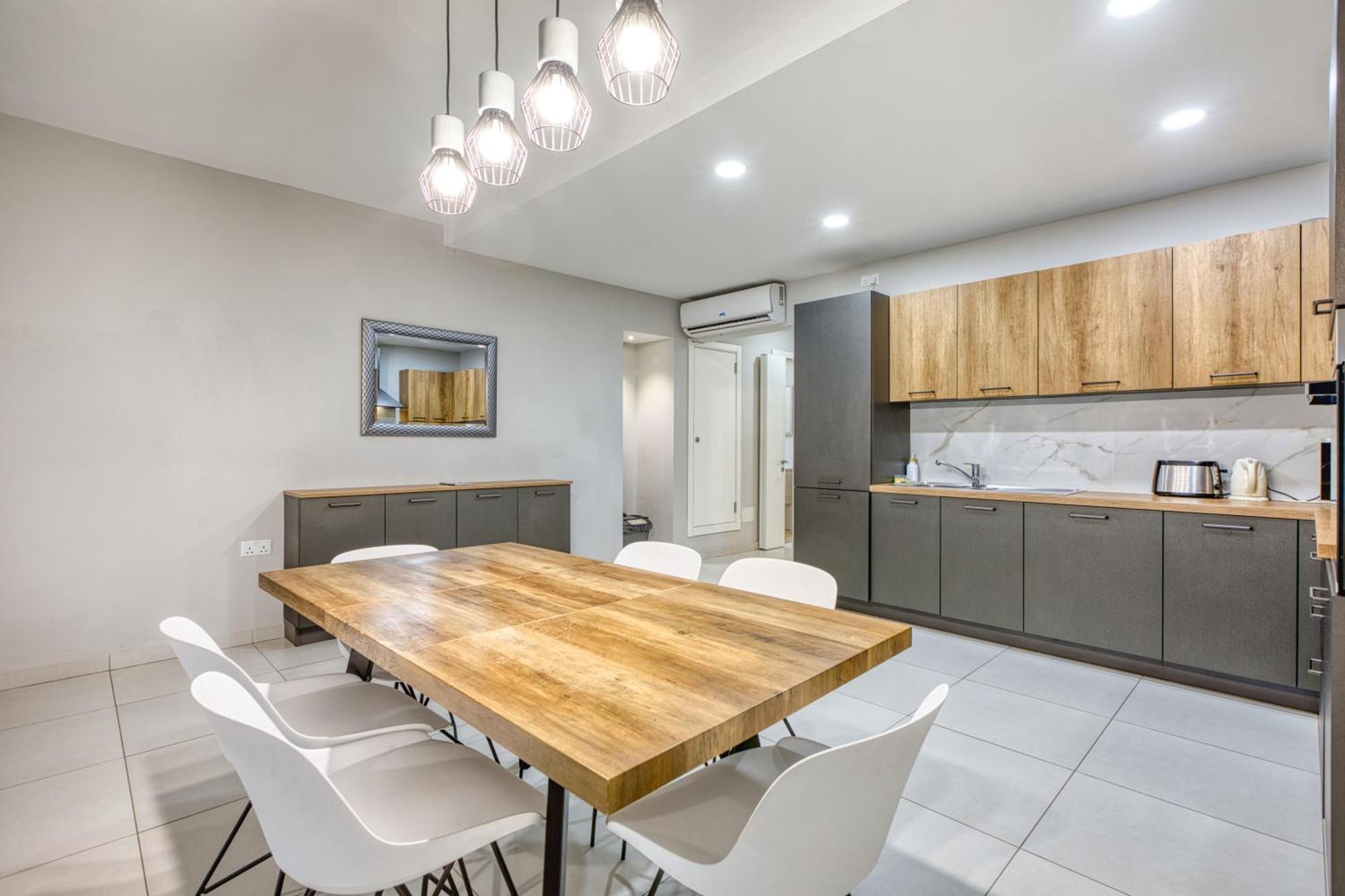 Unique Two Bedroom Apt With Huge Outdoor Area And Close To Entertainment Is-Swieqi Bagian luar foto
