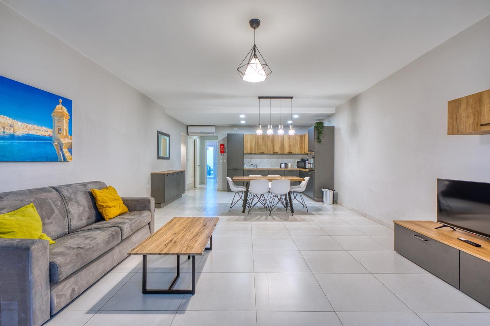 Unique Two Bedroom Apt With Huge Outdoor Area And Close To Entertainment Is-Swieqi Bagian luar foto