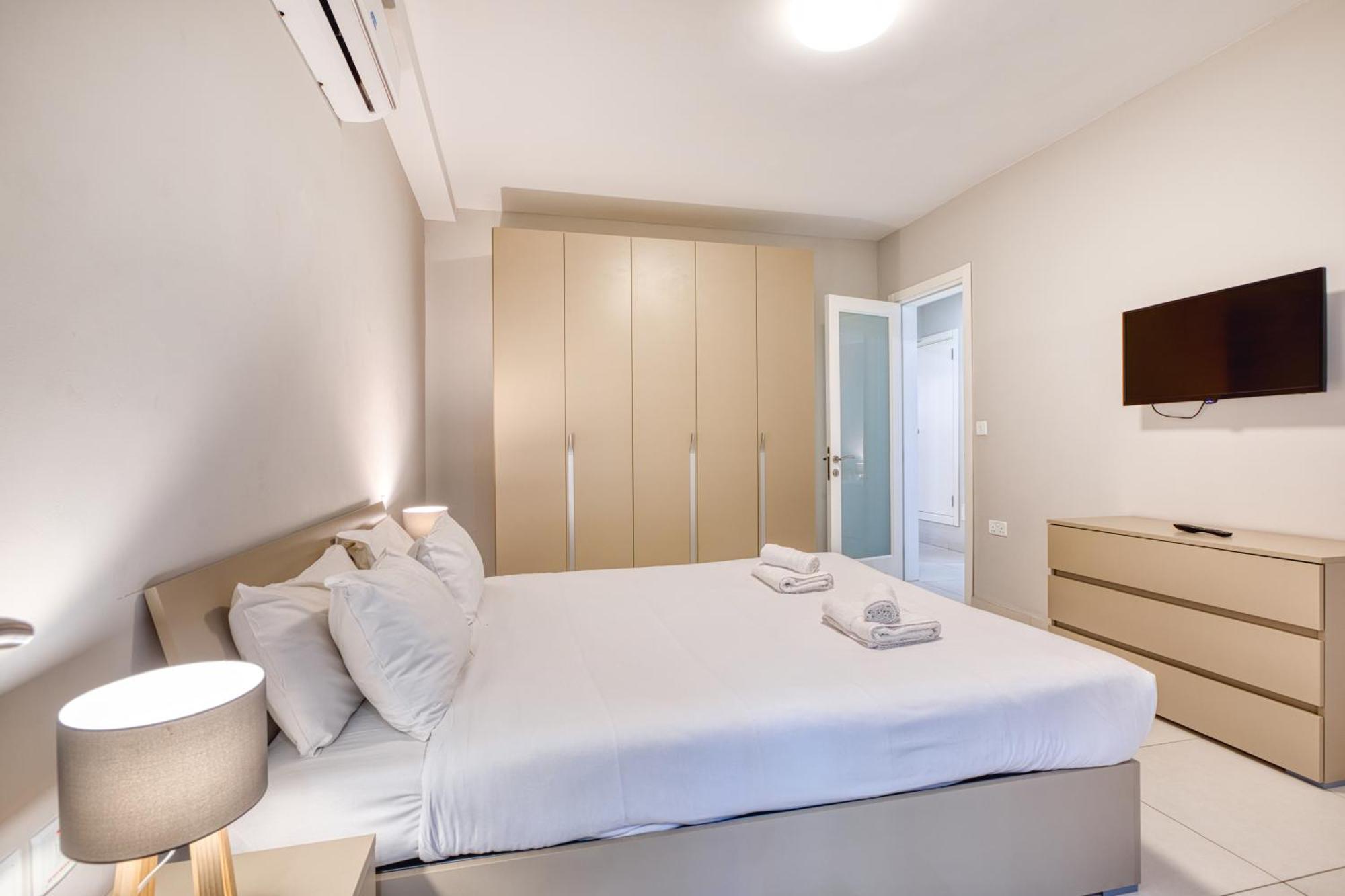 Unique Two Bedroom Apt With Huge Outdoor Area And Close To Entertainment Is-Swieqi Bagian luar foto