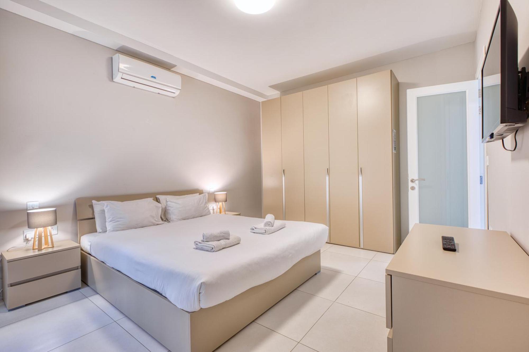 Unique Two Bedroom Apt With Huge Outdoor Area And Close To Entertainment Is-Swieqi Bagian luar foto