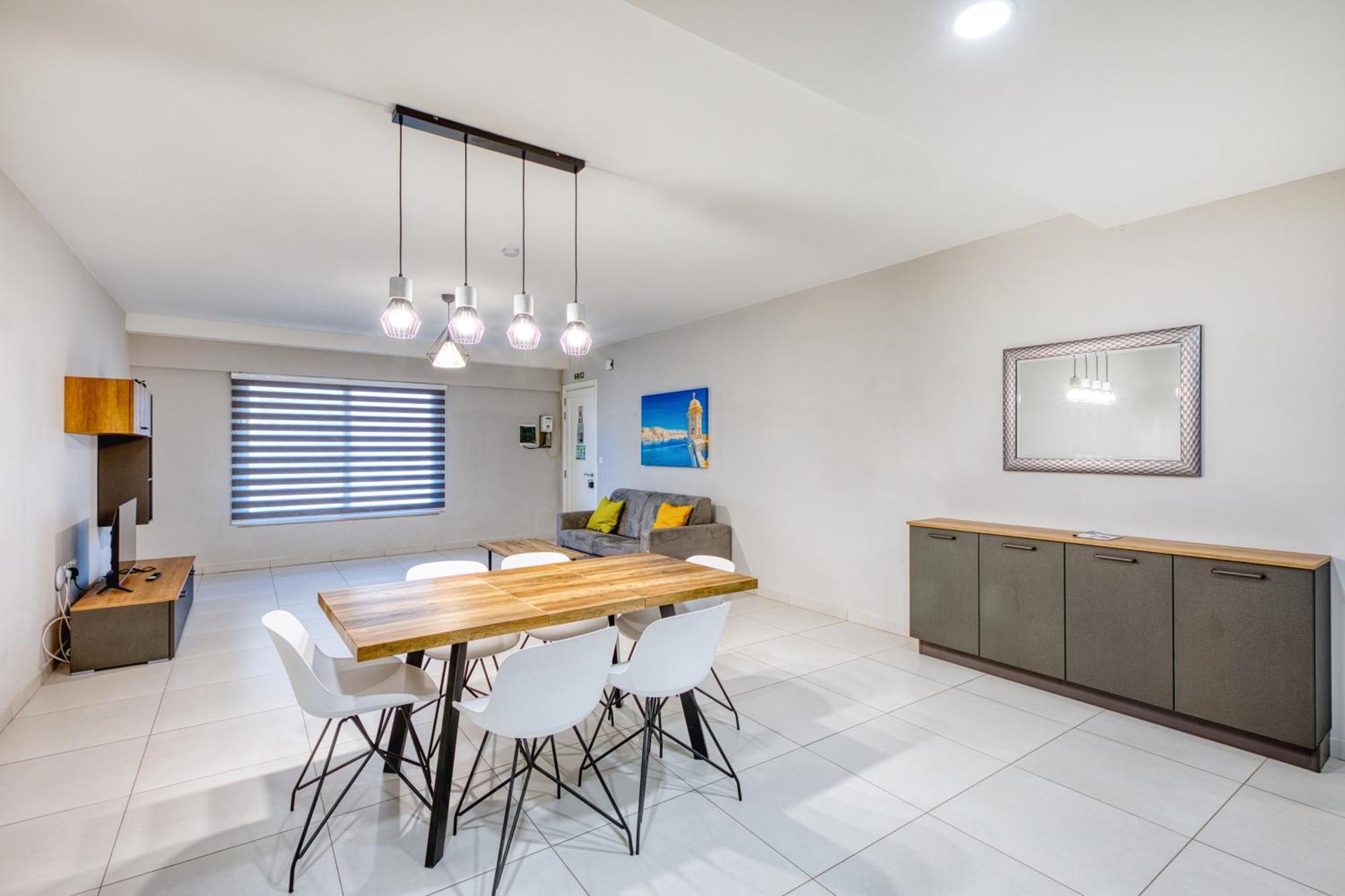 Unique Two Bedroom Apt With Huge Outdoor Area And Close To Entertainment Is-Swieqi Bagian luar foto