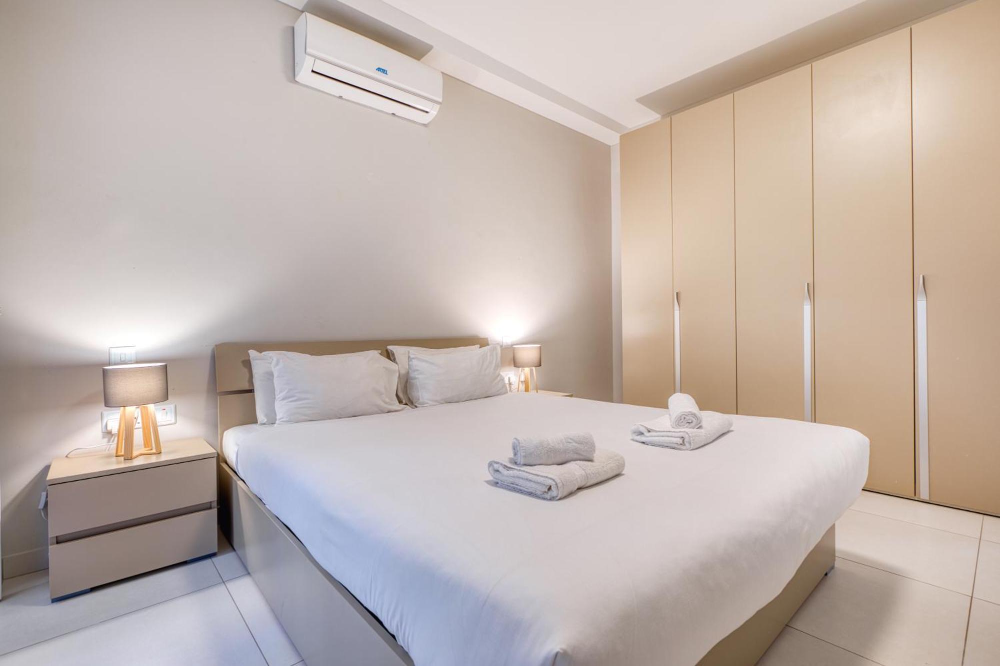 Unique Two Bedroom Apt With Huge Outdoor Area And Close To Entertainment Is-Swieqi Bagian luar foto