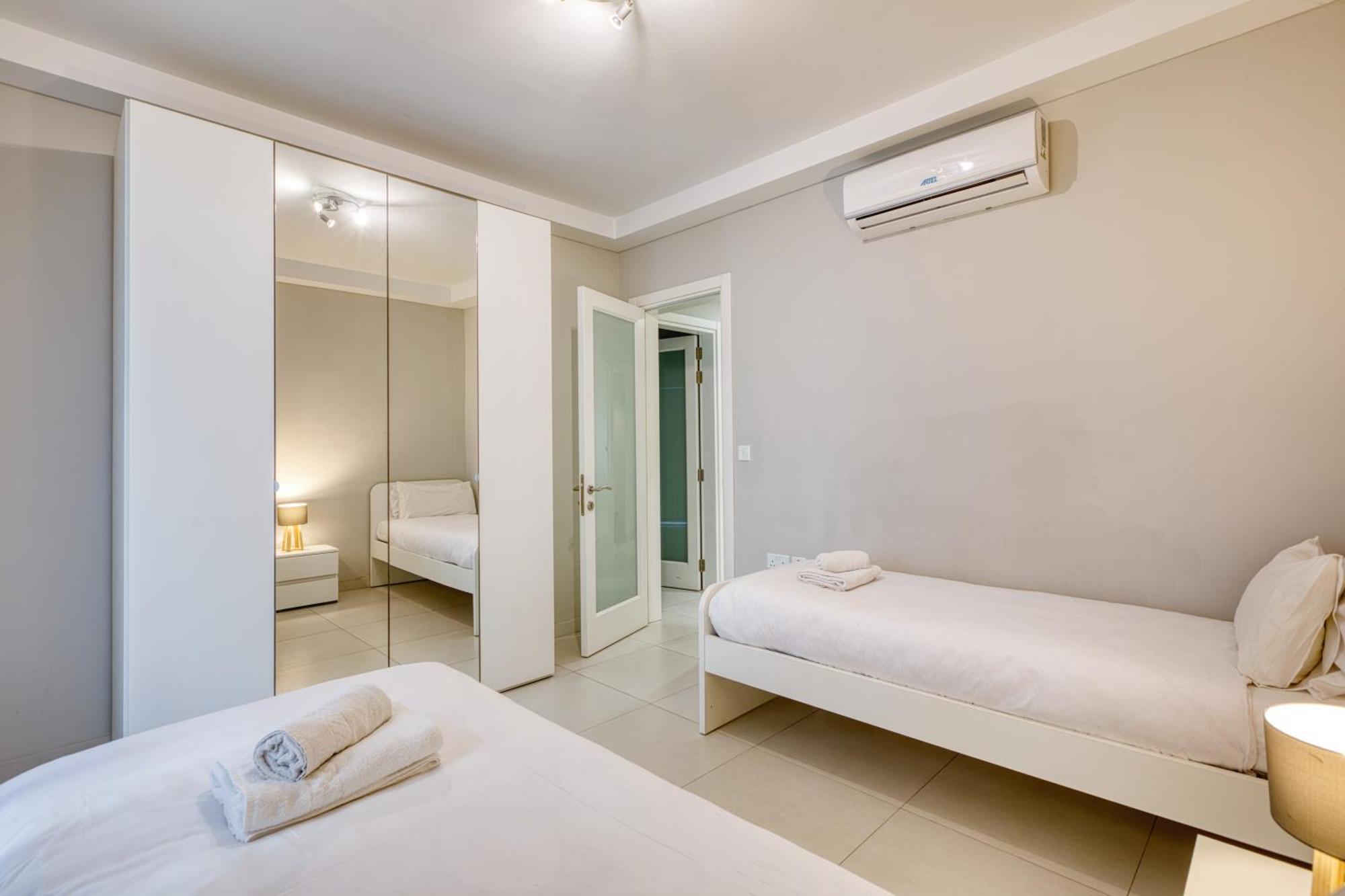 Unique Two Bedroom Apt With Huge Outdoor Area And Close To Entertainment Is-Swieqi Bagian luar foto