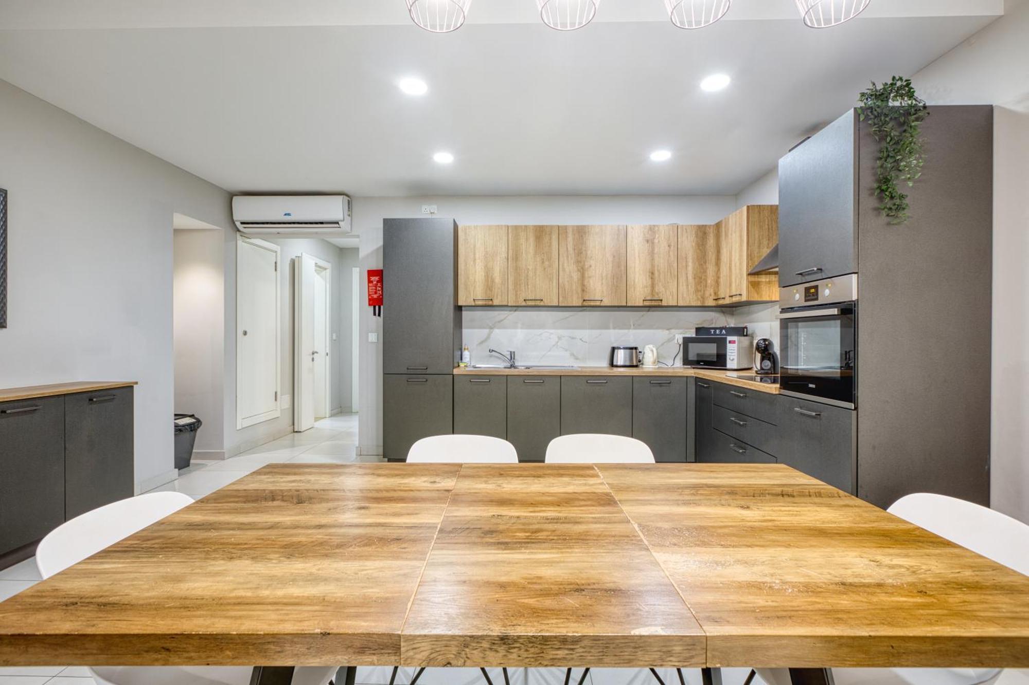 Unique Two Bedroom Apt With Huge Outdoor Area And Close To Entertainment Is-Swieqi Bagian luar foto